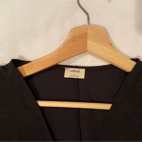 Wilfred Black Long Sleeve V Neck Crop Blouse Size Small - Picture 3 of 4